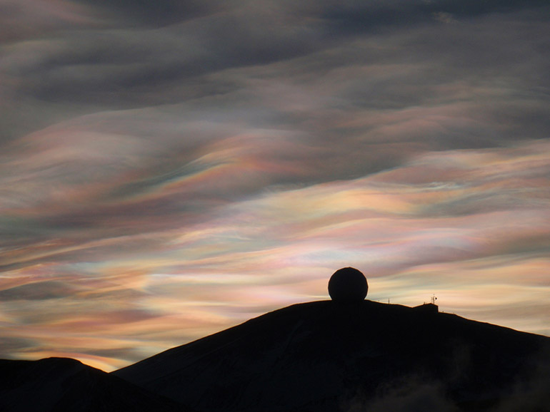 写真1　南極のマクマード基地で撮影されたPSC。見た目はアコヤガイの内側のように虹色に輝き、美しいが、オゾン破壊反応を引き起こす雲でもある 。