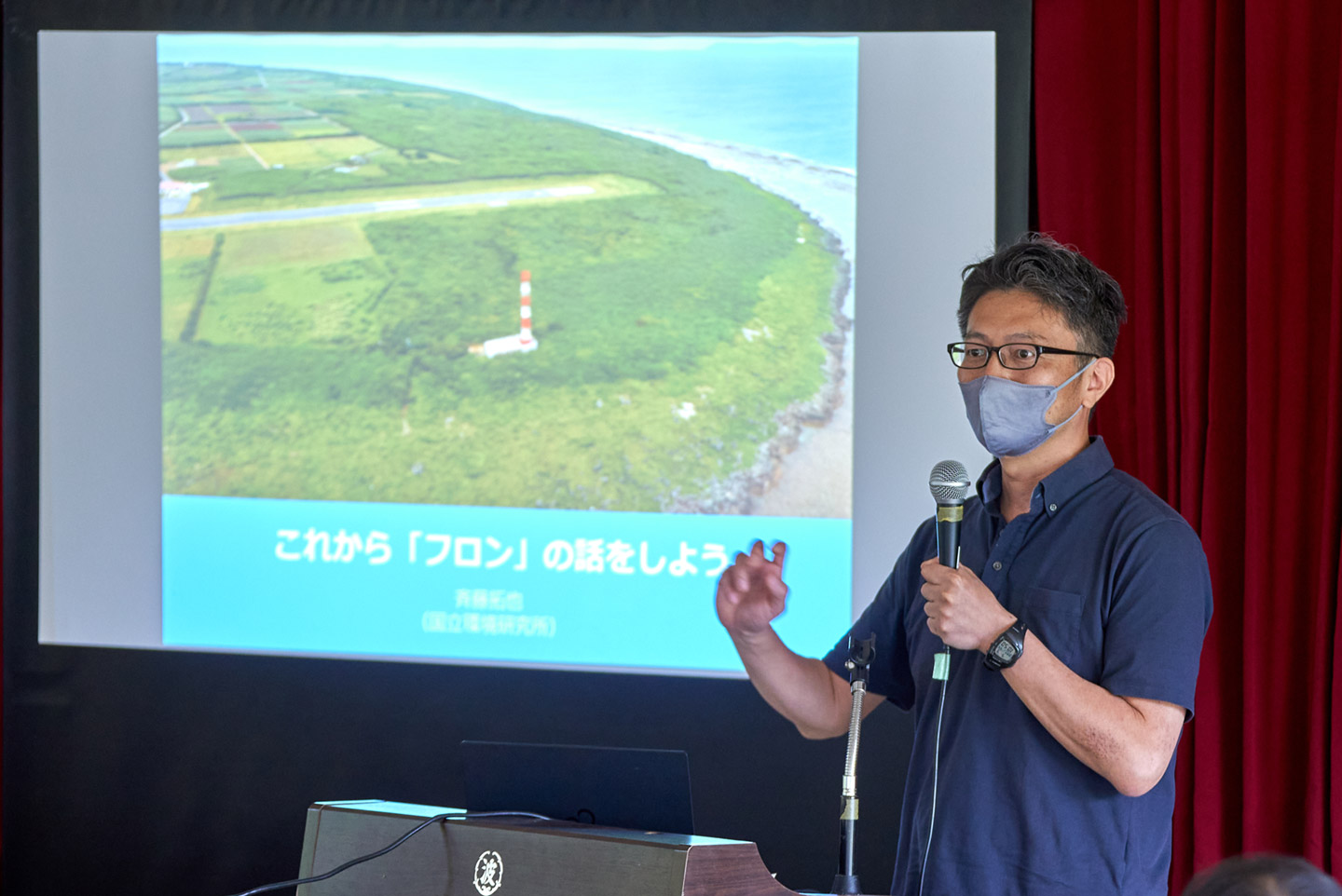 写真6　来島時には海水浴を欠かさない斉藤主幹研究員。
