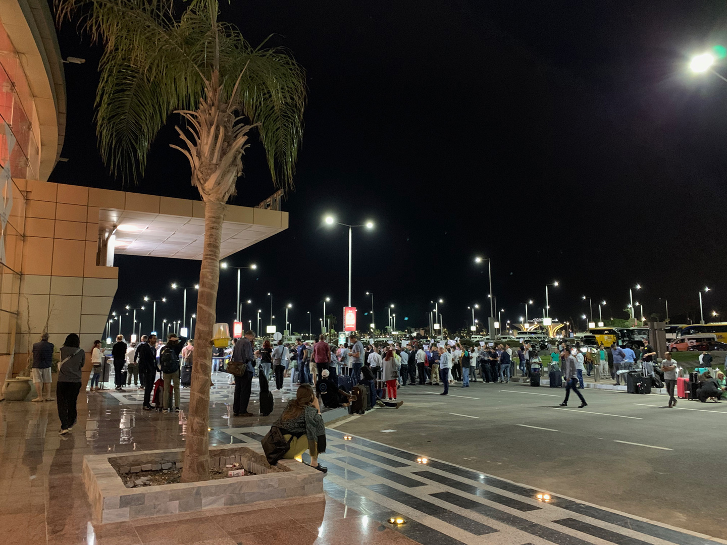 写真2　到着時のシャルム・エル・シェイク空港。少々トラブルがあり深夜の空港に2時間ほど待機。深夜にもかかわらず、空港の出入口付近は到着客と到着客を待つタクシーの運転手たちでにぎわっていました。（写真提供：佐伯）