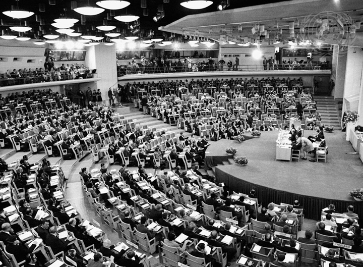 写真1　国連人間環境会議（1972, ストックホルム）（出典 UN Photo/A general view of the opening meeting of the Conference at the Folkets Hus.）。