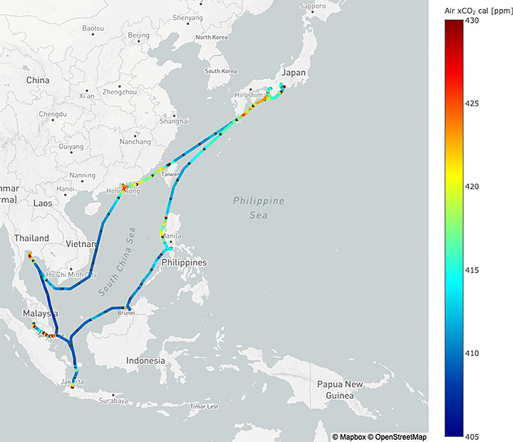 図1　貨物船「TRANS HARMONY 1」によって観測された日本-東南アジア航路上の大気中CO2濃度。色はCO2の濃度（ppm）を表している。図は地球環境データベースで提供する解析ツール「クイックプロット」を用いて、2018 年11月25日から12月24日までに観測されたデータから作成。