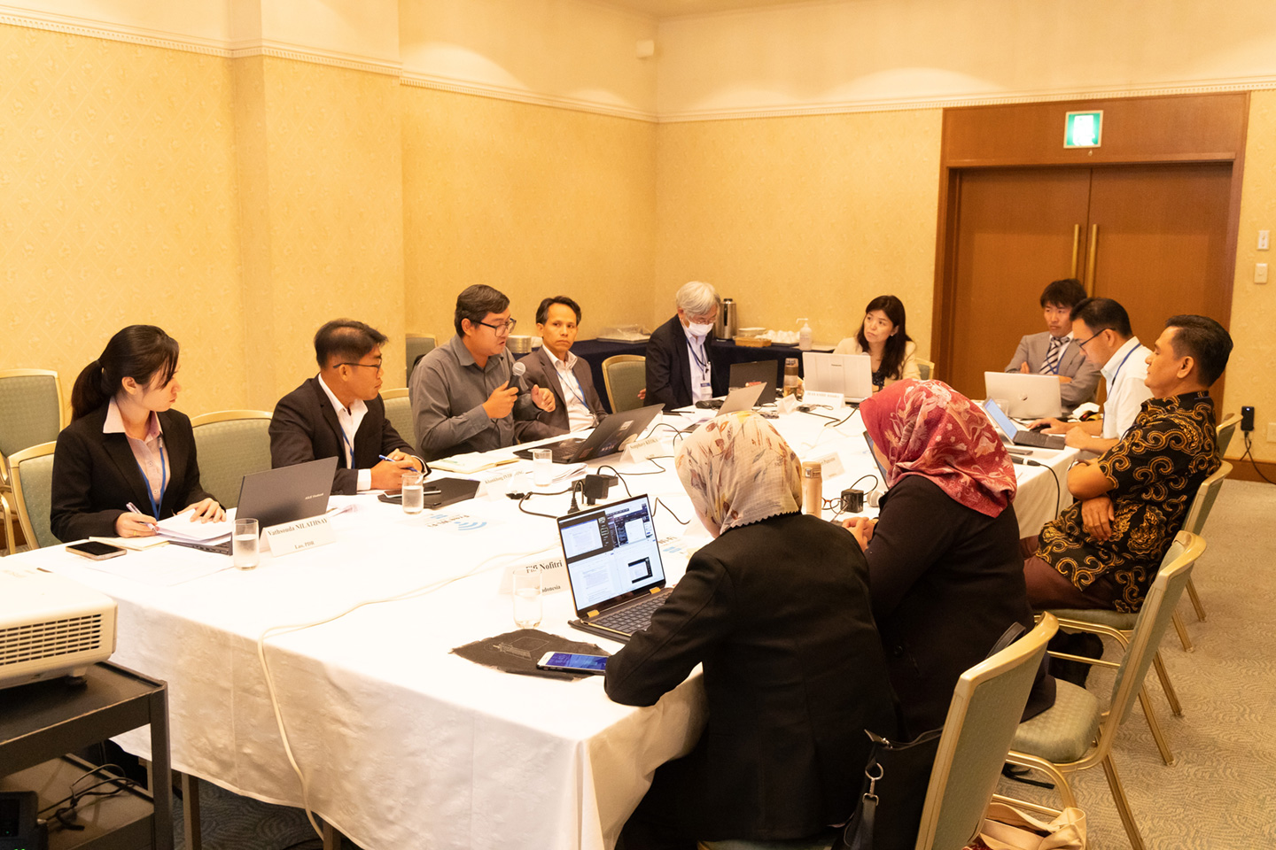 写真1　インドネシアとラオスで実施したLULUCF分野の相互学習。事前に交換したQ＆Aシートを使って議論を行いました。GIOはファシリテーターとして参加しています。