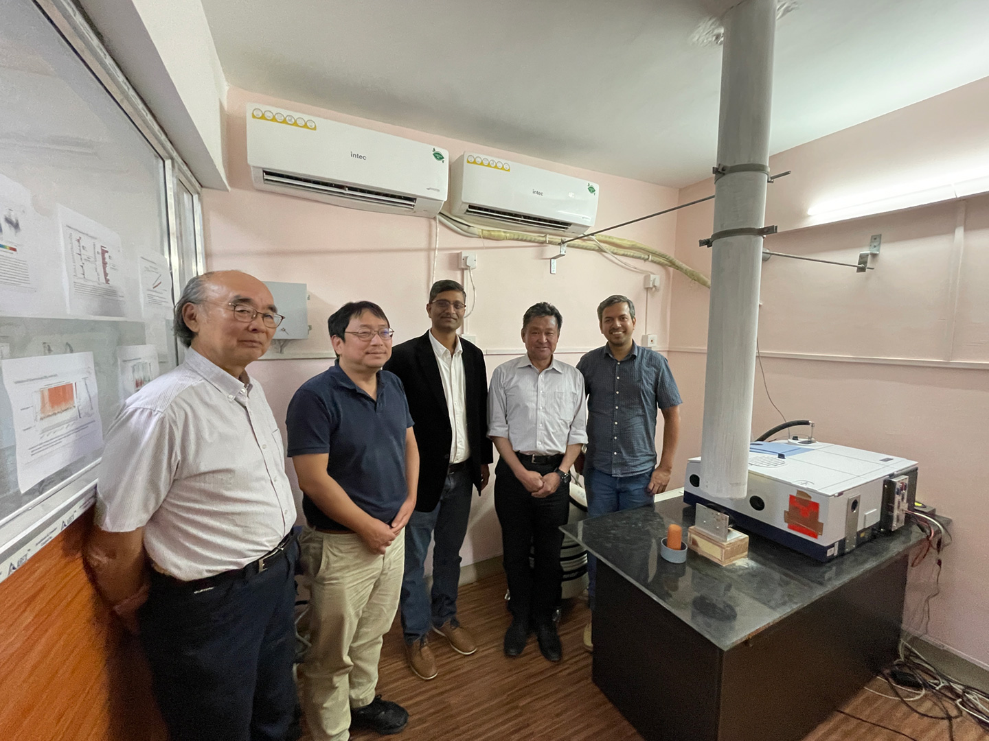 写真2　IISER/KolkataにおけるVertex 70型FTIR観測室にて。右から、Kumar Sha博士、中島、Darbha准教授、森野、笹川氏（国際航業）。