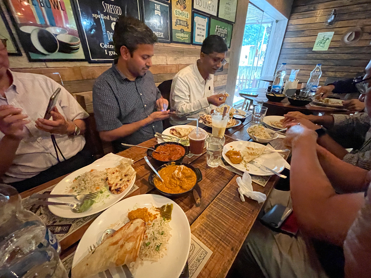 写真2　インドにおける、典型的な食事風景。フォークやスプーンを使わず、指で食べる人も多い。