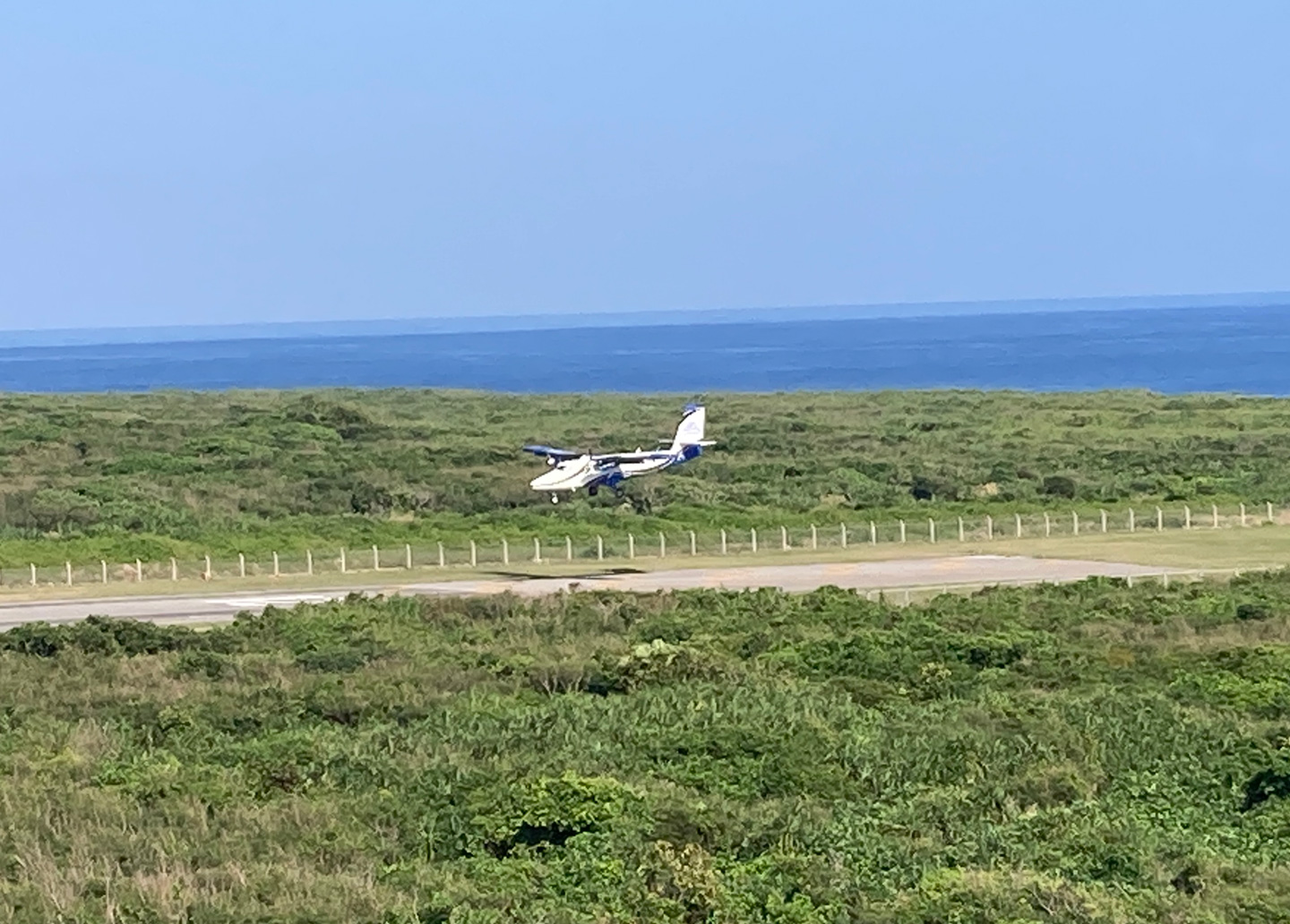 写真3, 波照間空港に着陸する航空機。15年振りに石垣―波照間の定期運航を再開した。