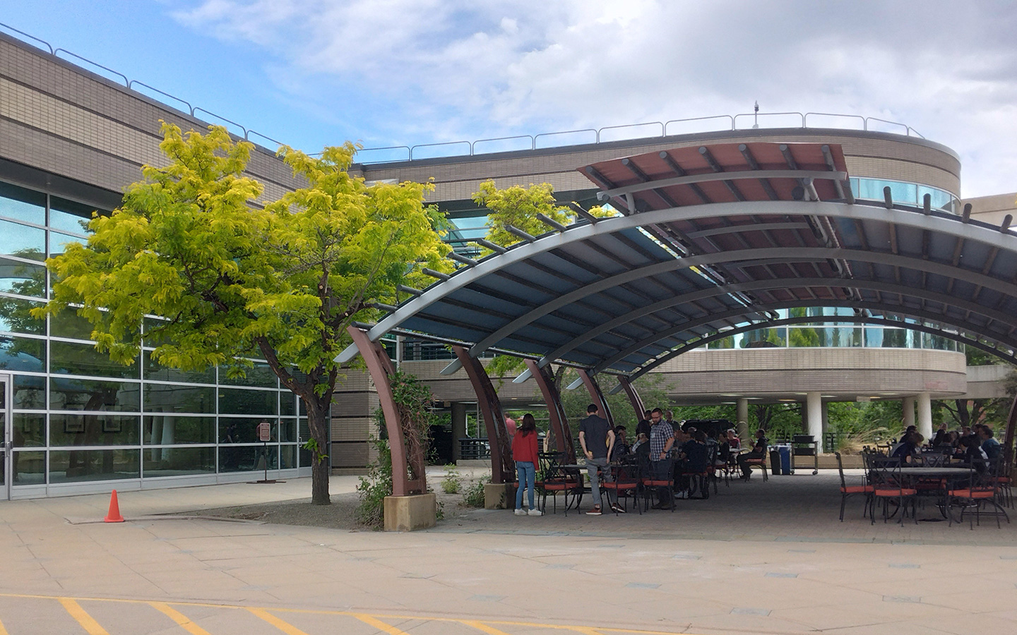 写真　会場となったNCAR Center Green 1 Building。手前の屋根付きスペースでは昼食をとりながら様々な情報交換がなされた。