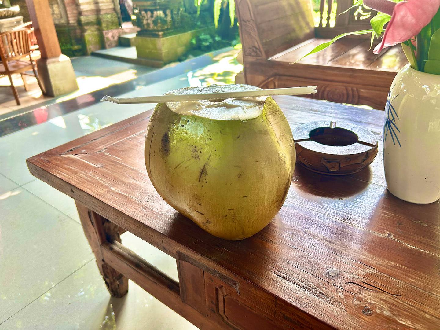 写真5　おまけのココナッツウォーター。土曜日、帰国のフライトまで時間があったのでタクシーで1時間半の街、ウブドへ。お店のおばさんがナタで切って出してくれました。