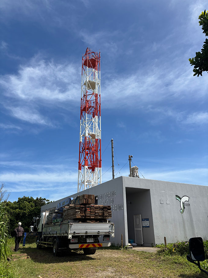 写真：ステーション外観。外壁には沖縄を象徴するシーサー。