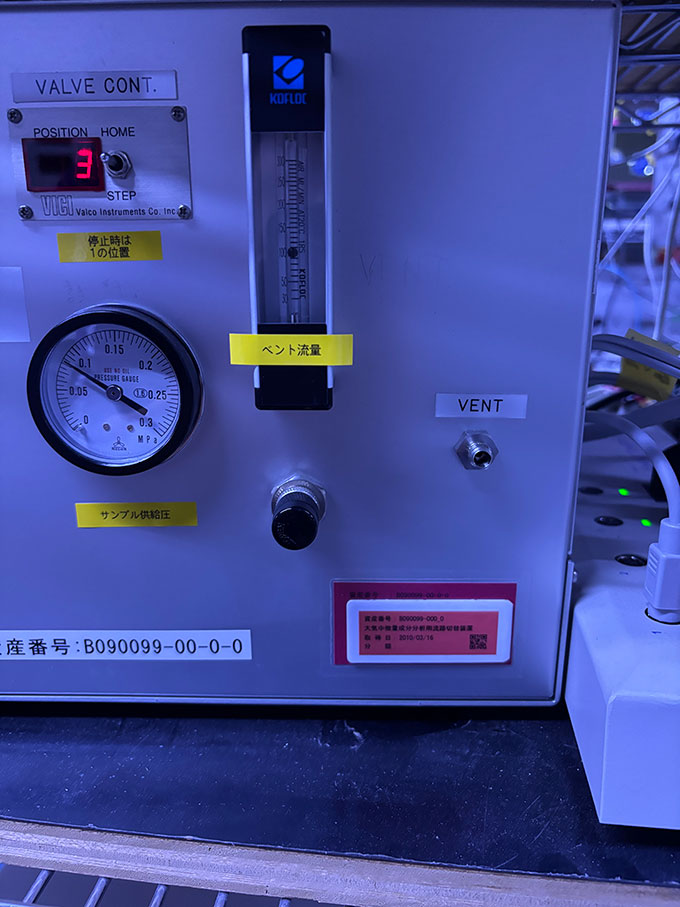 写真：装置に貼られた備品シール