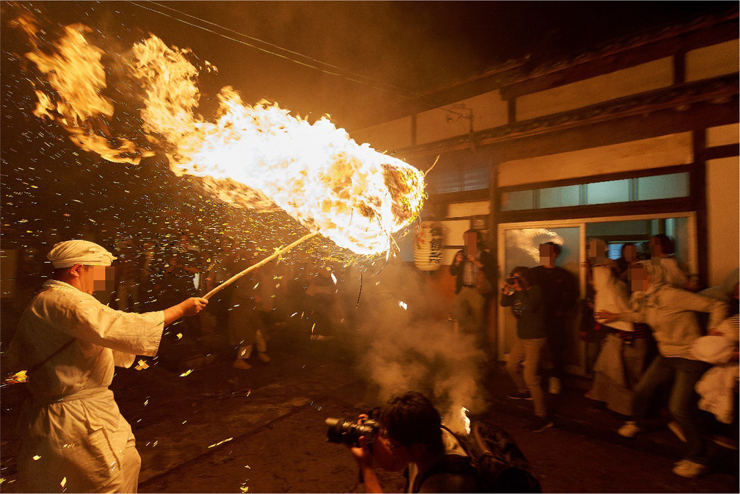 ケベス祭で火の粉を振りかけられる場面　（国立環境研究所 広報室 成田正司氏 撮影）