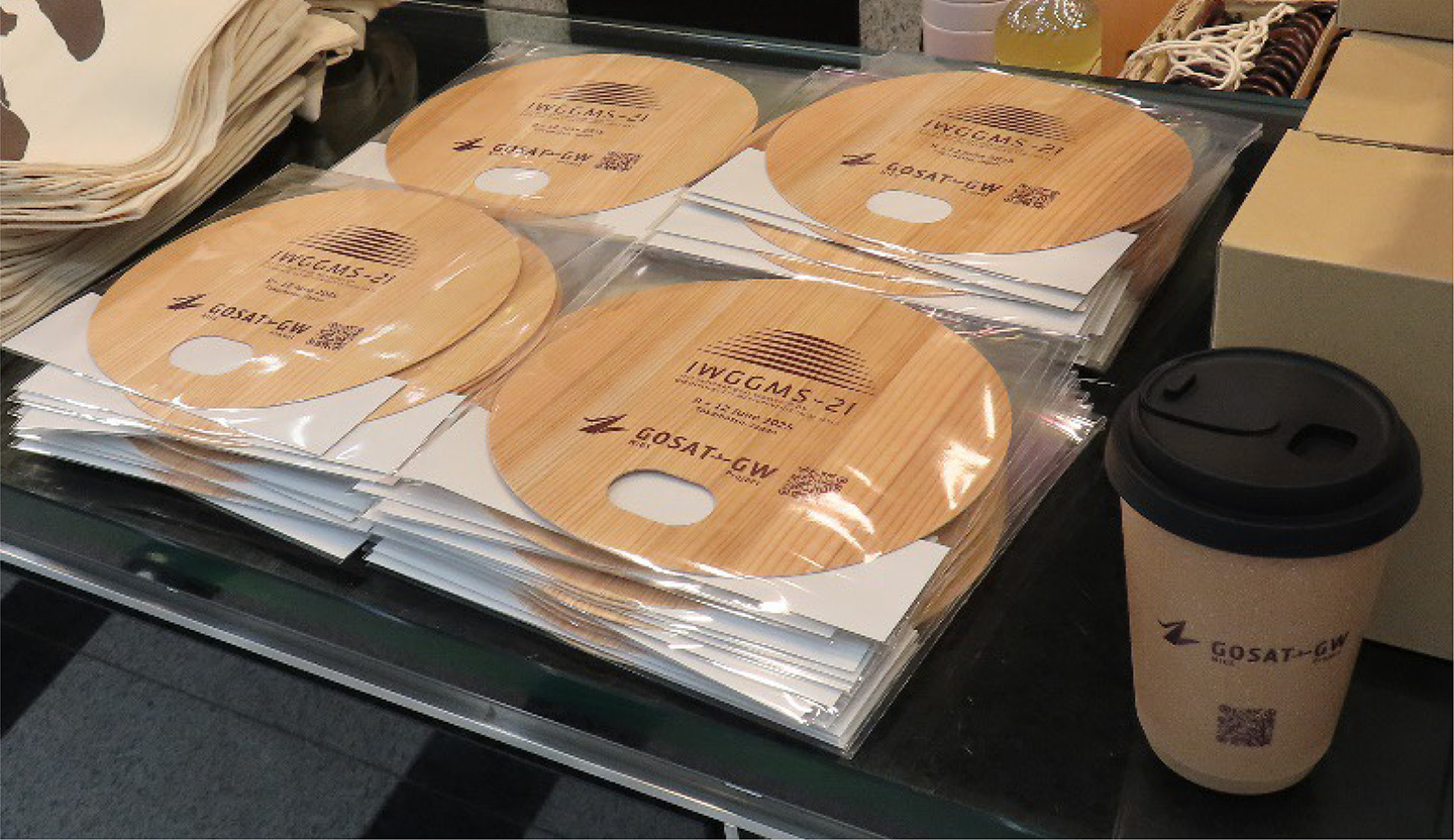 写真：ノベルティの杉うちわとリユースカップ。吉村高度技能専門員に手配してもらいました。