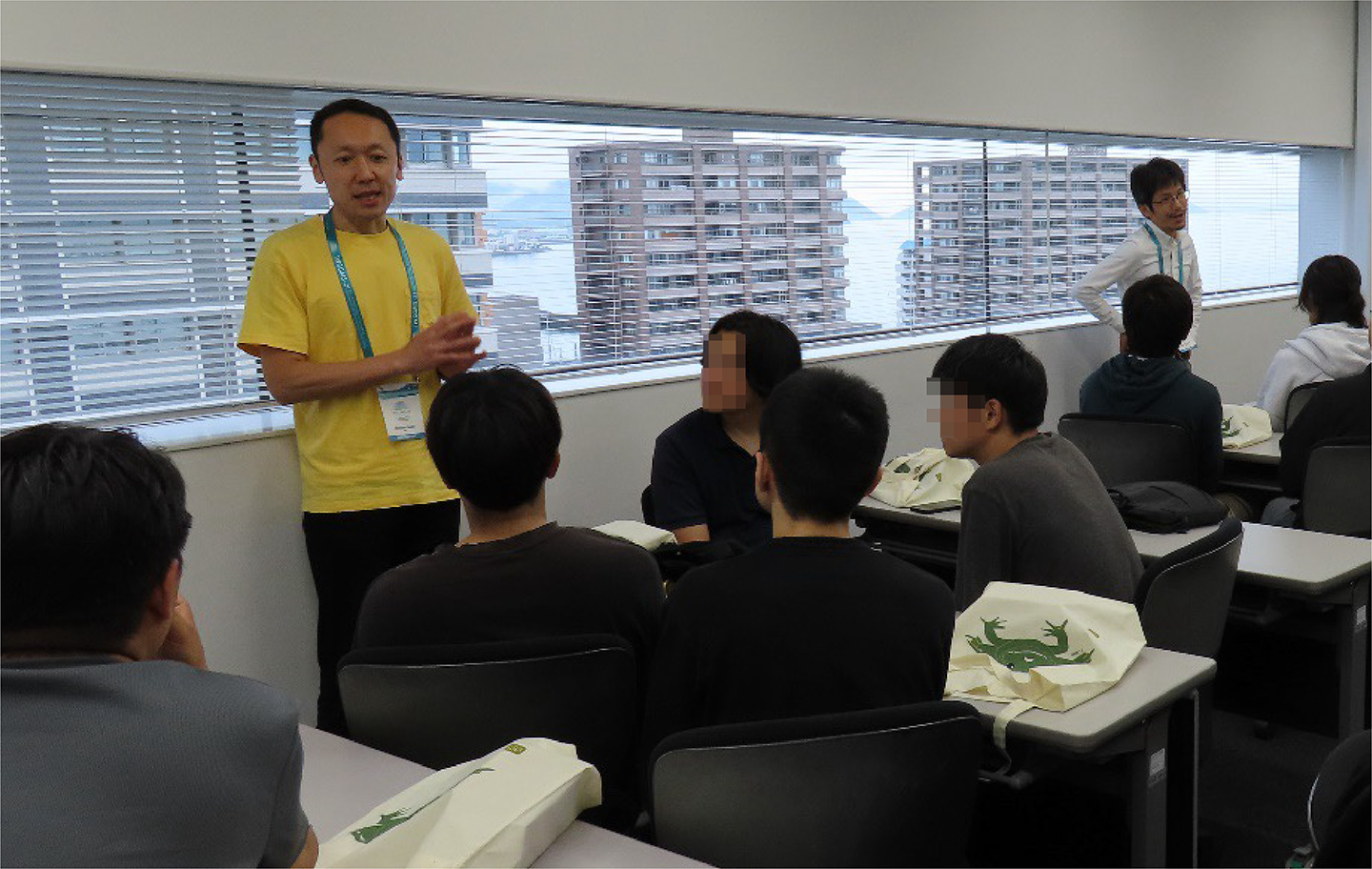 写真：齊藤誠主任研究員（左）、丹羽洋介主幹研究員（右）