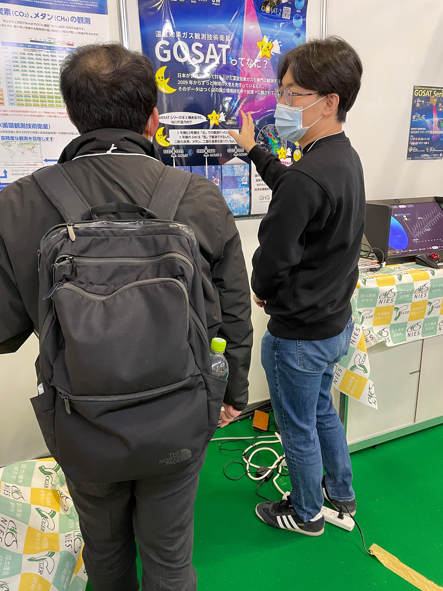 来場者に説明するLim特別研究員