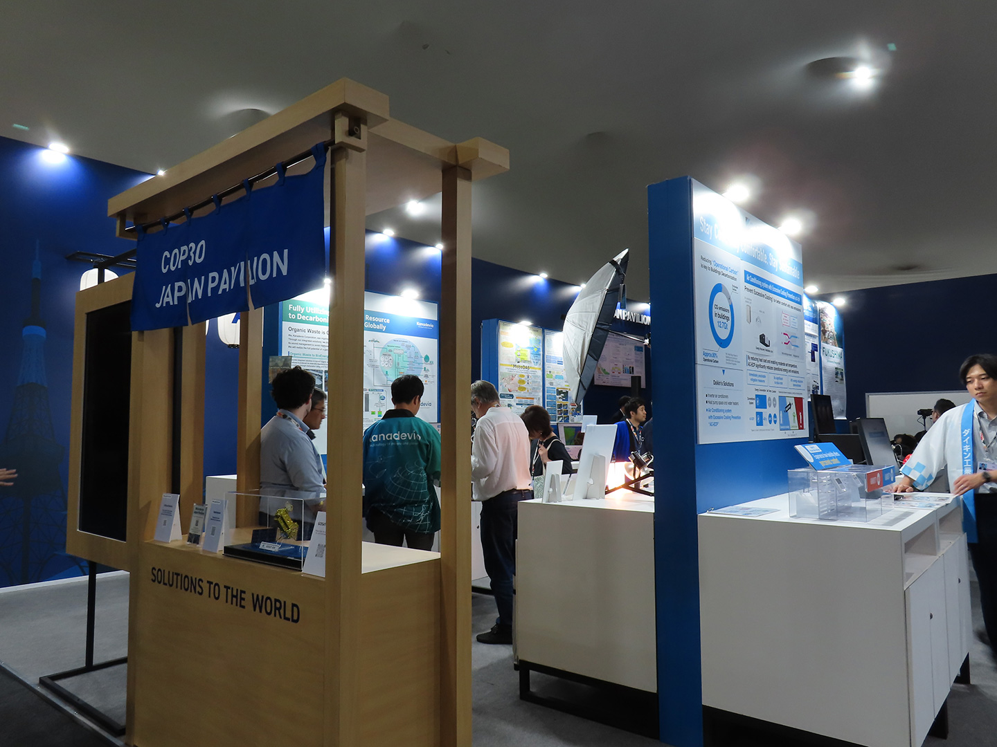 ジャパンパビリオンの様子。手前が企業展示、奥がセミナー会場でした。