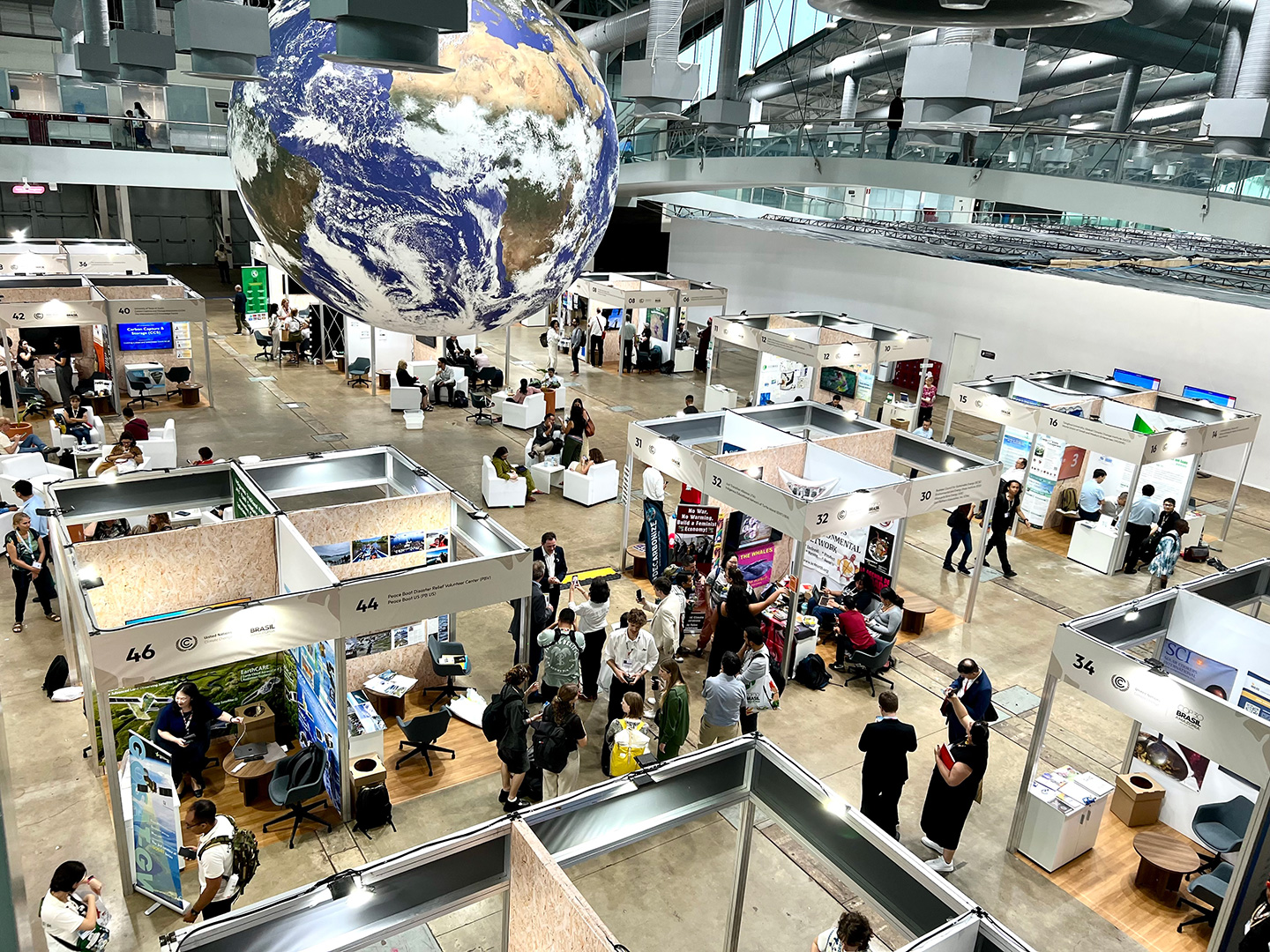 公式展示ブースの全景。左手前の46が我々のブースです。