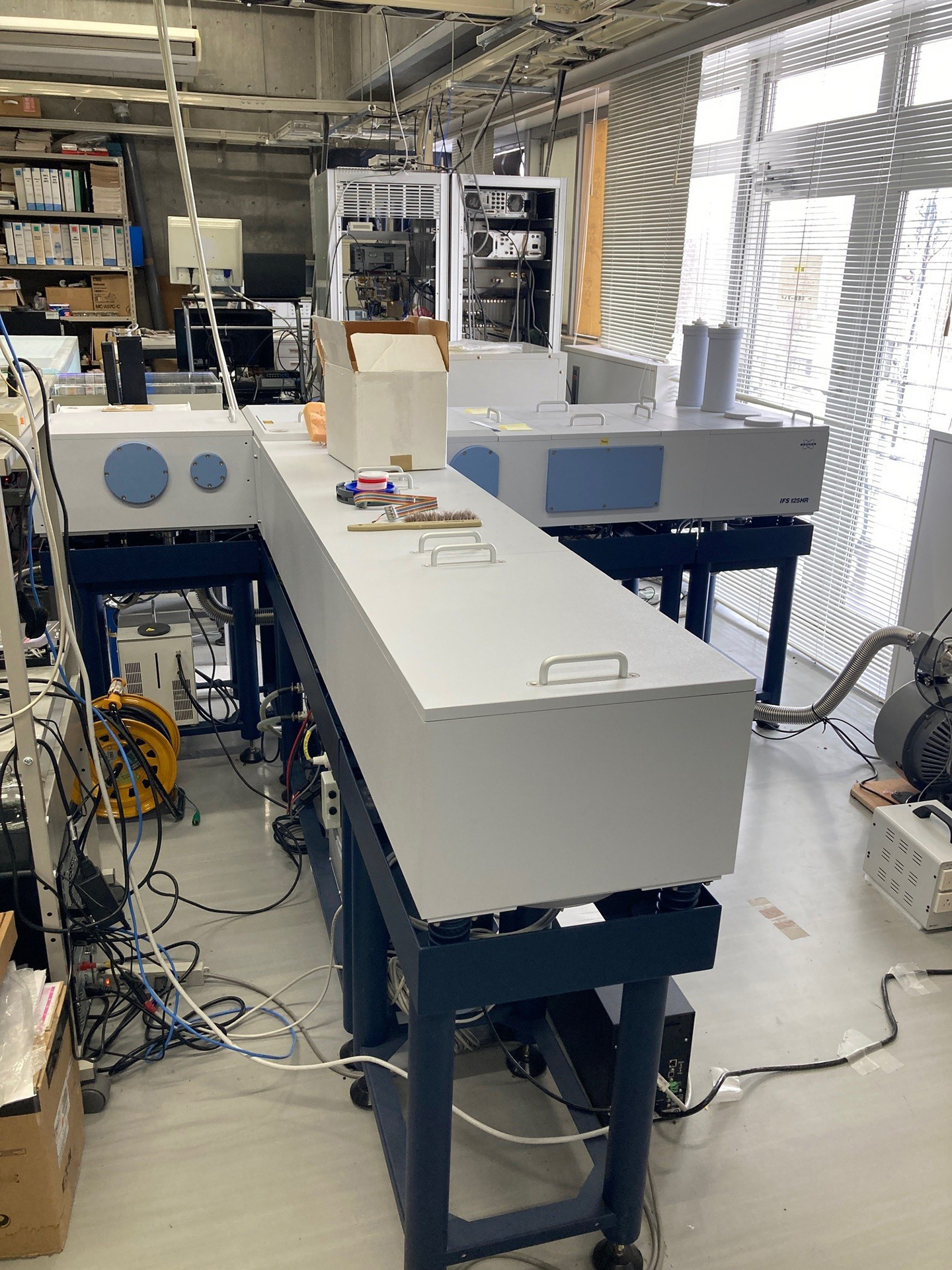 フーリエ変換赤外分光計（FTIR、Bruker IFS 125 HR）。