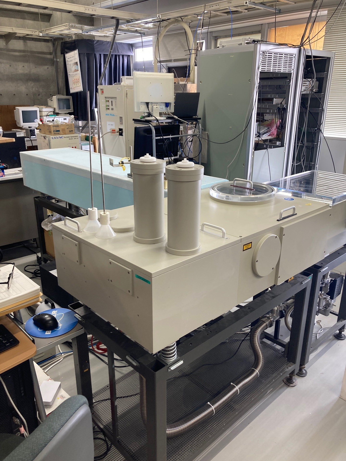 こちらは古いフーリエ変換赤外分光計（FTIR、Bruker IFS 120/5 HR））森野副センター長曰く、FTIRを制御しているPCが古いので、最新のPCにアップグレードする予定とのこと。