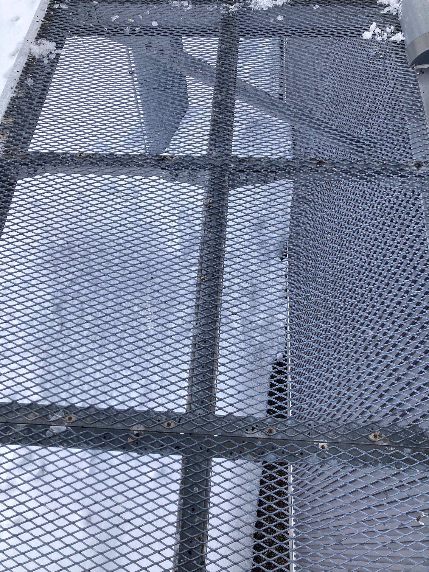 室内から屋上へ移動する時の足場。高所なので要注意です。
