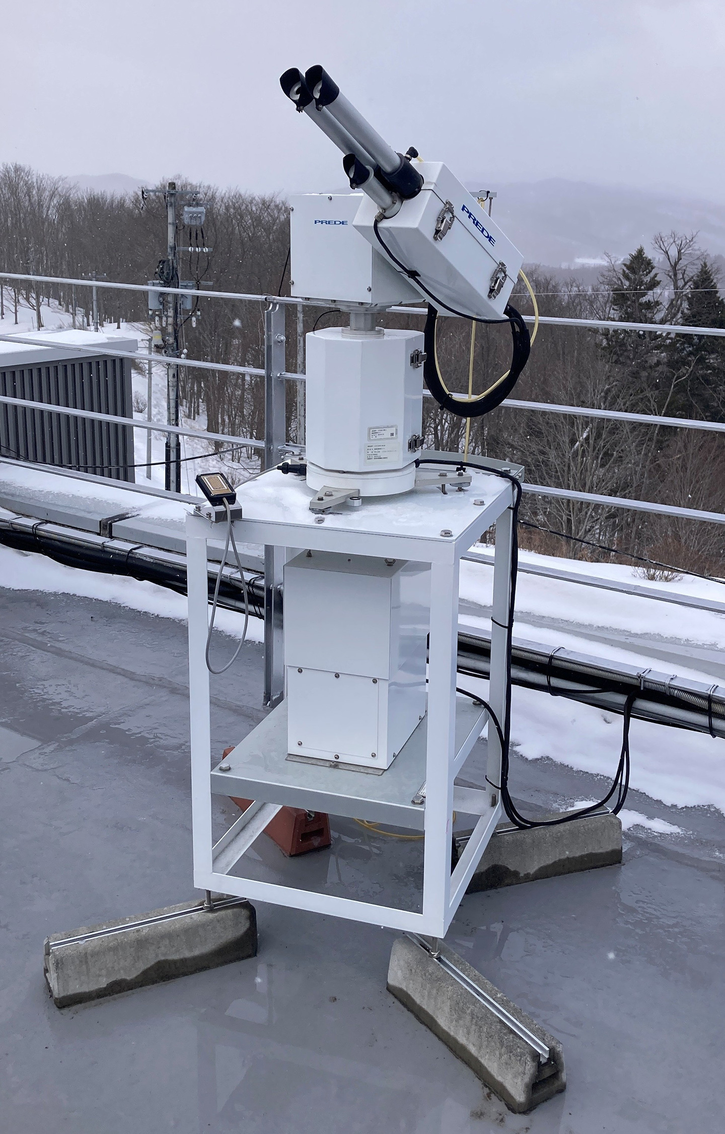 スカイラジオメーター。エアロゾルや雲の光学特性（※）を測定します。