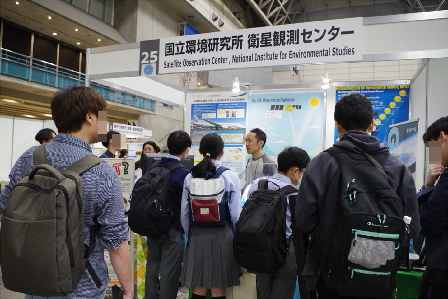 写真：国立環境研究所 衛星観測センター展示ブースの様子。
