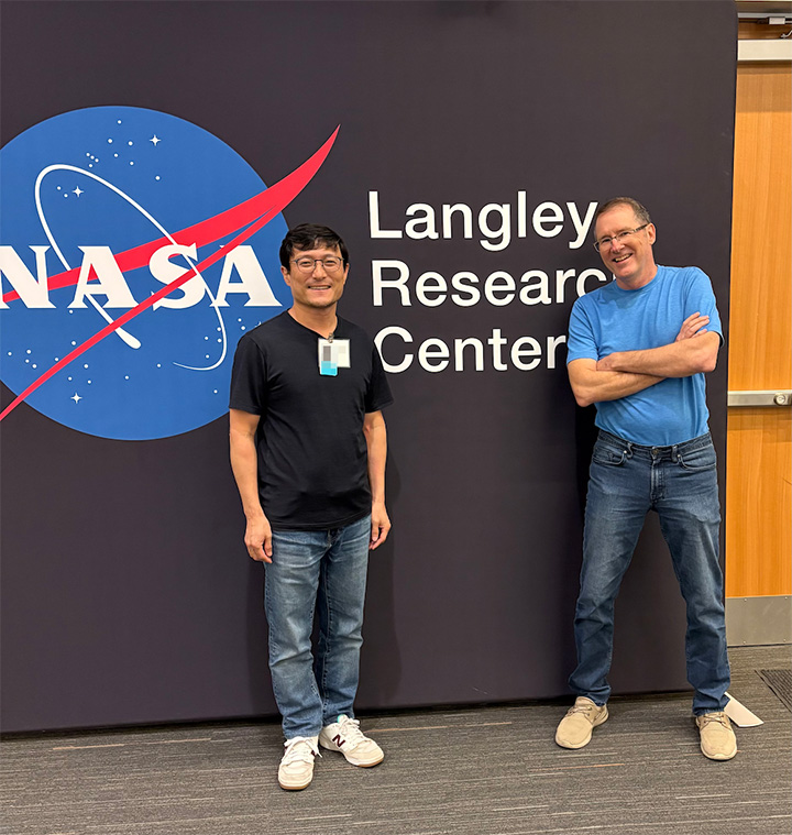 写真：谷本浩志領域長（左）、NASA側観測責任者のJames Crawford博士（右）