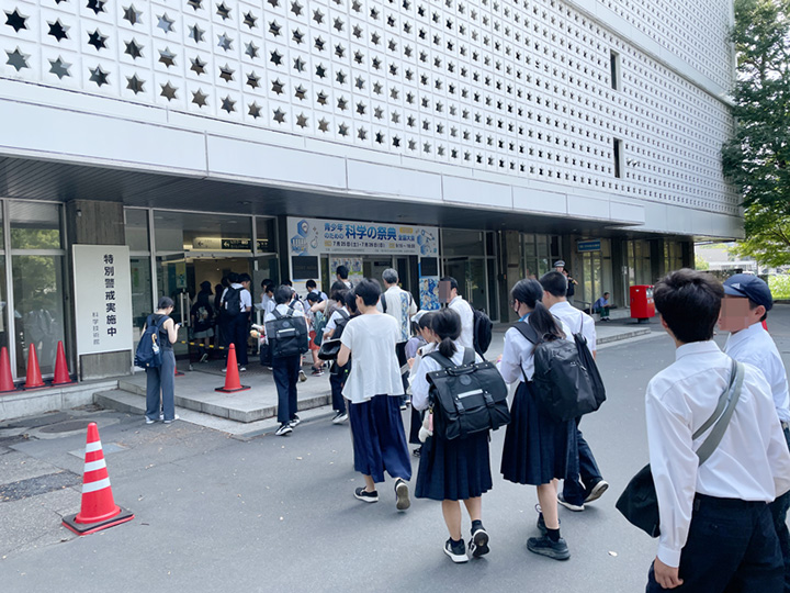 開場直後の様子。この後ろにはまだ行列が続いていました。