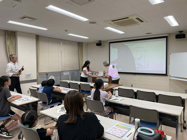 最初のデモンストレーション。この後、参加者の皆様に実際に実験していただきました。