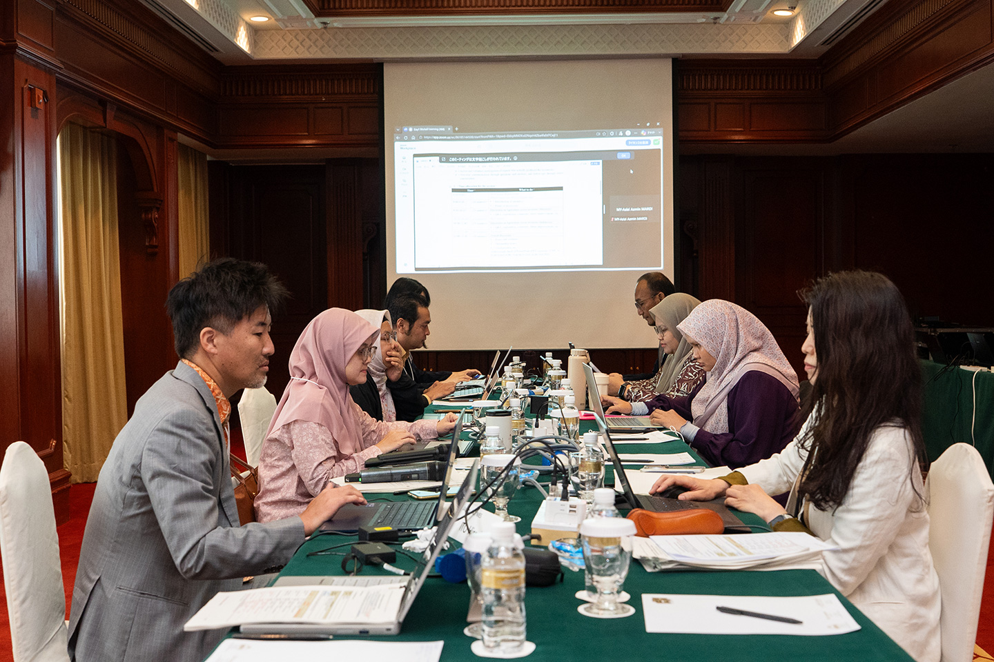 インドネシアとマレーシアで実施した農業分野の相互学習。事前に交換したQ＆Aシートを使って議論を行いました。GIOはファシリテーターとして参加しています。