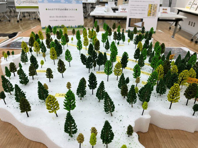 写真2：杉並木の模型展示「みんなですぎなみの森をつくろう」
